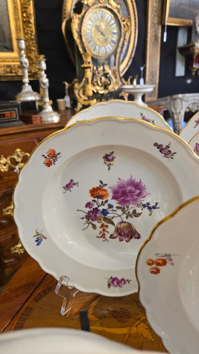 Suite de six assiettes creuses en porcelaine à décor floral polychrome, XIXe siècle-photo-4