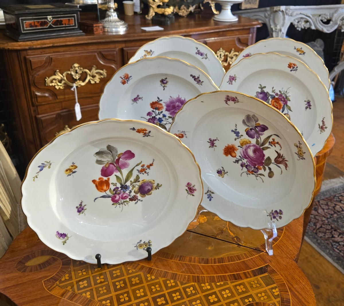 Suite de six assiettes creuses en porcelaine à décor floral polychrome, XIXe siècle