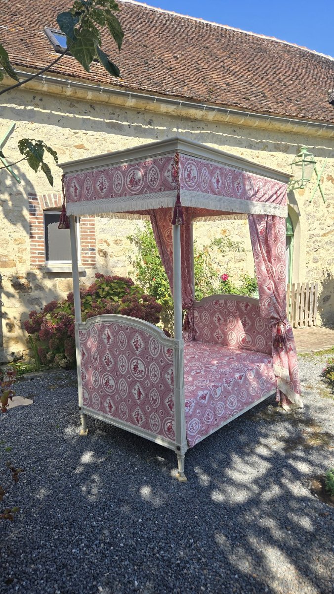 Lit à baldaquin à quatre colonnes en hêtre peint, d’époque Louis XVI. -photo-2