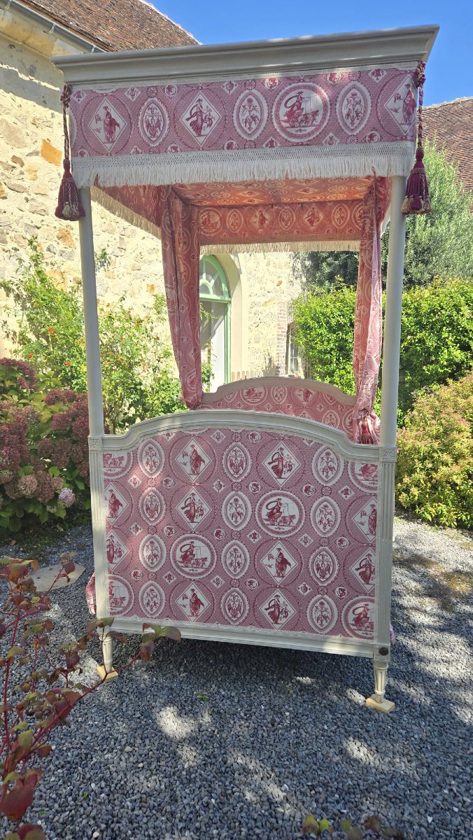 Lit à baldaquin à quatre colonnes en hêtre peint, d’époque Louis XVI. -photo-3