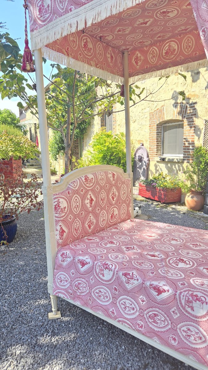 Lit à baldaquin à quatre colonnes en hêtre peint, d’époque Louis XVI. -photo-1