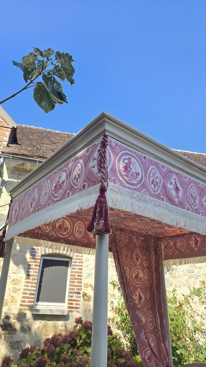 Lit à baldaquin à quatre colonnes en hêtre peint, d’époque Louis XVI. -photo-2