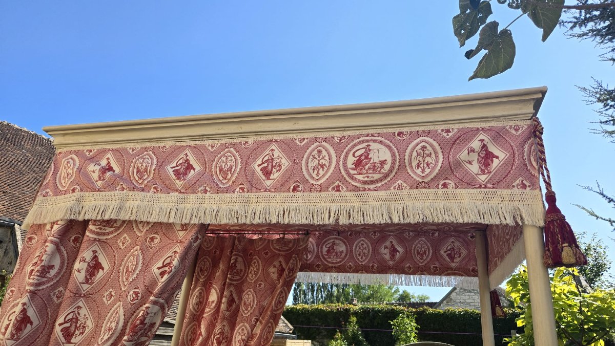 Lit à baldaquin à quatre colonnes en hêtre peint, d’époque Louis XVI. -photo-4