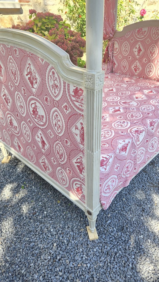 Lit à baldaquin à quatre colonnes en hêtre peint, d’époque Louis XVI. -photo-5