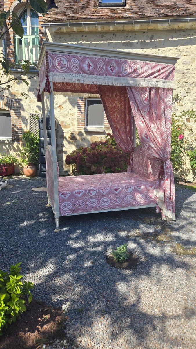 Lit à baldaquin à quatre colonnes en hêtre peint, d’époque Louis XVI. -photo-6