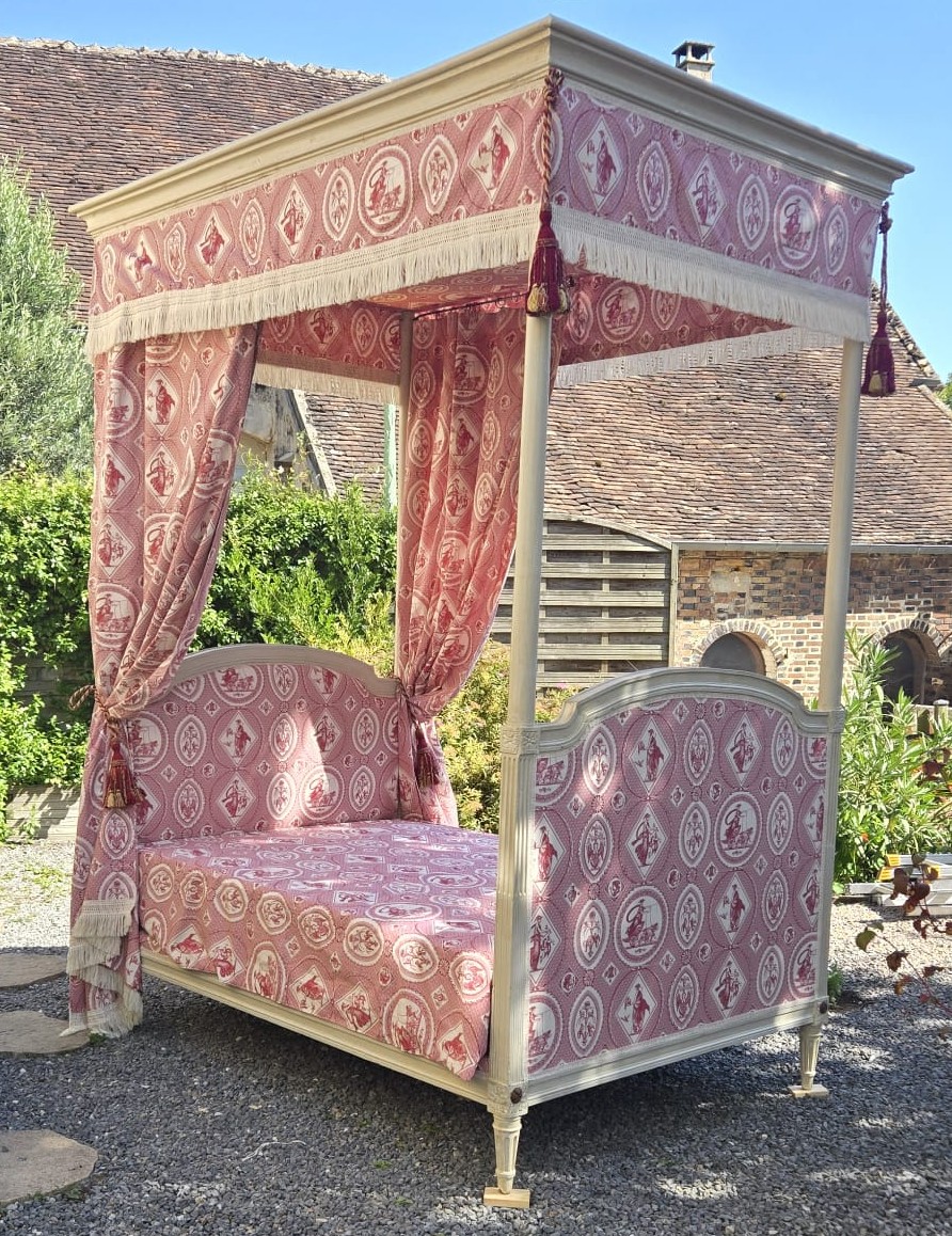 Lit à baldaquin à quatre colonnes en hêtre peint, d’époque Louis XVI.