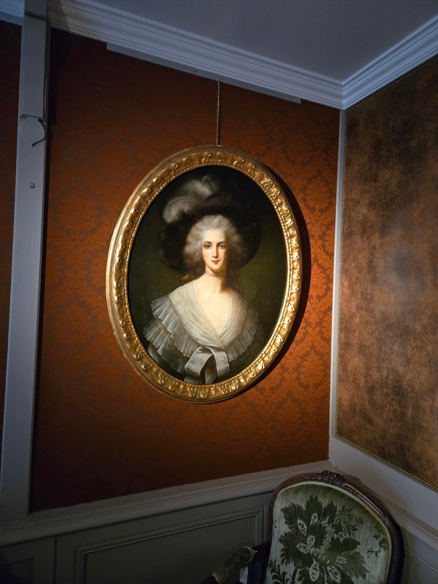 Portrait d’une jeune femme au chapeau, École anglaise du XVIIIᵉ siècle.  -photo-7