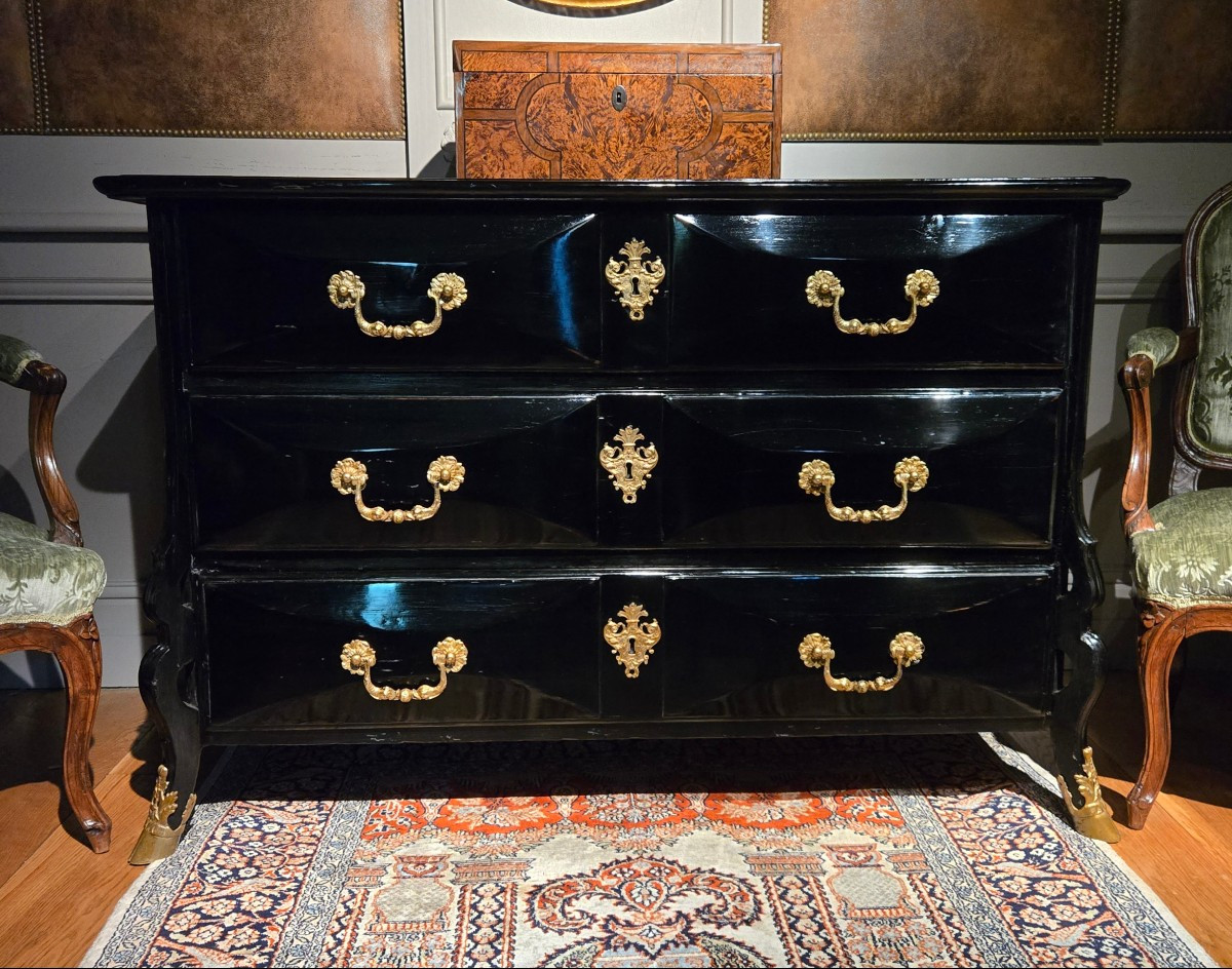 Commode Louis XIV dite « mazarine », travail régional français, probablement Dauphiné.