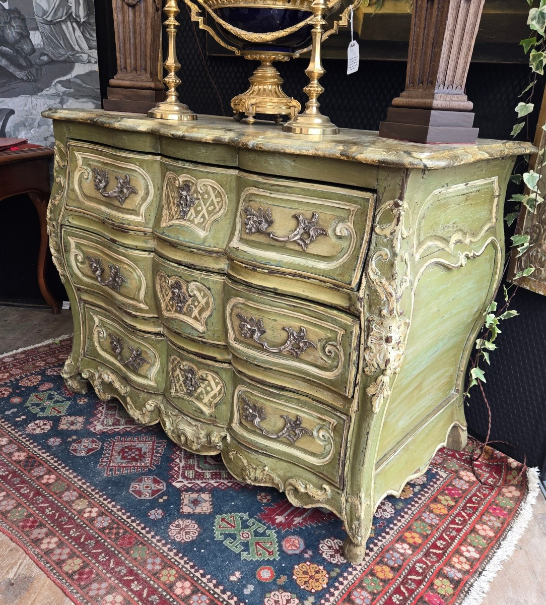 Rare commode galbée d’époque Louis XV, XVIIIe siècle.  