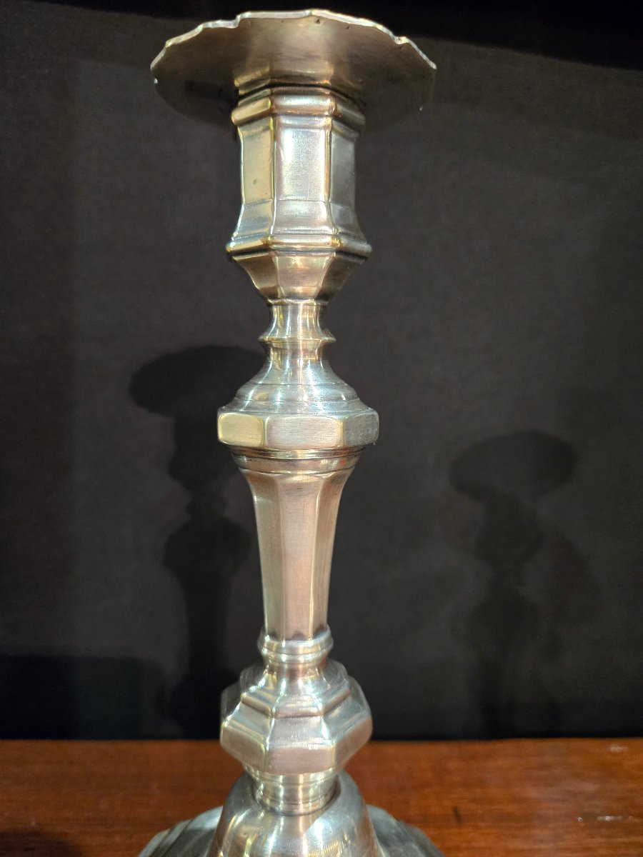 Paire de flambeaux en bronze argenté, poinçon au C couronné – France, époque Louis XV.  -photo-4
