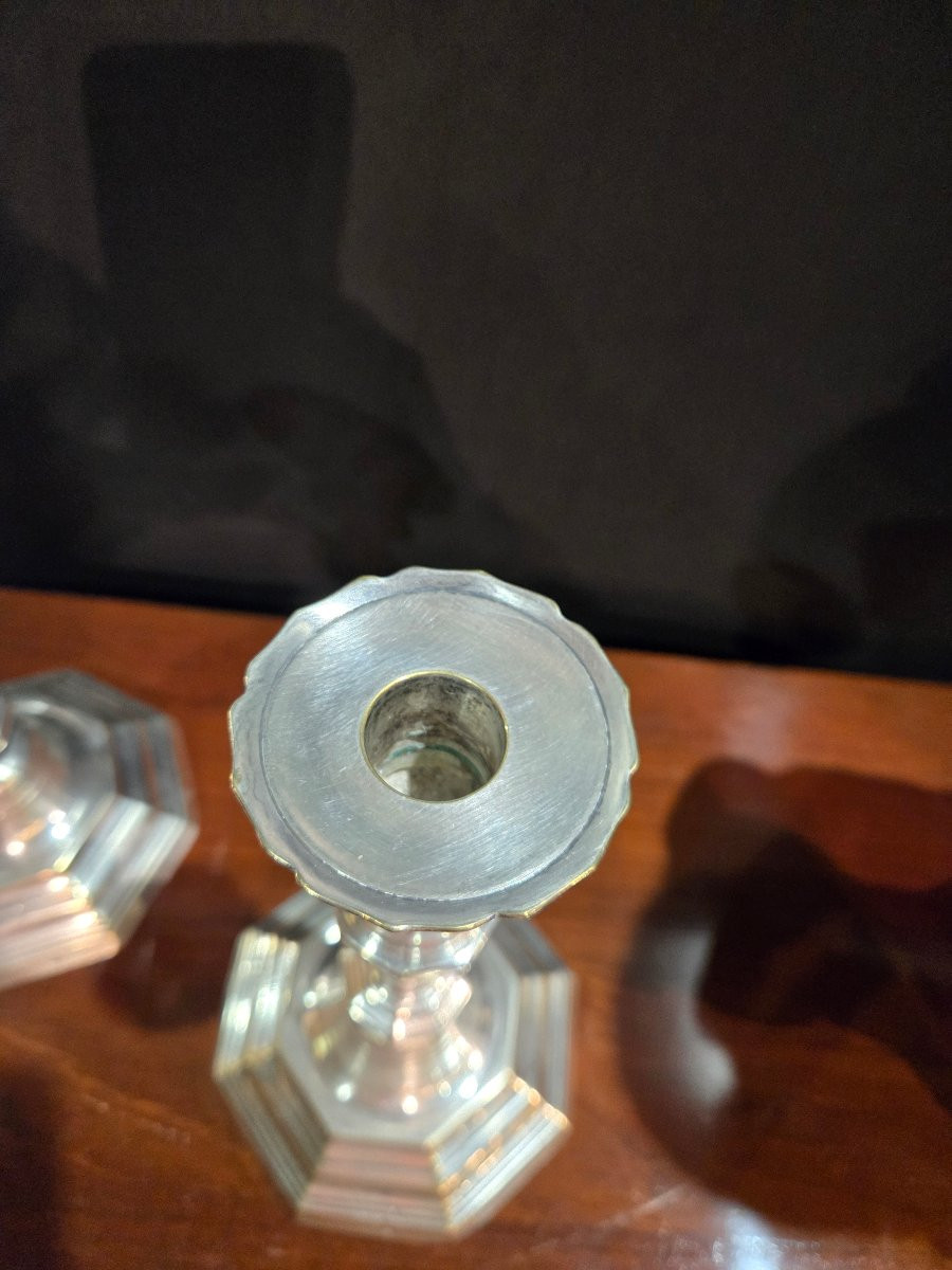 Paire de flambeaux en bronze argenté, poinçon au C couronné – France, époque Louis XV.  -photo-1