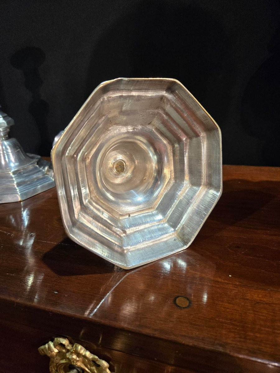 Paire de flambeaux en bronze argenté, poinçon au C couronné – France, époque Louis XV.  -photo-2