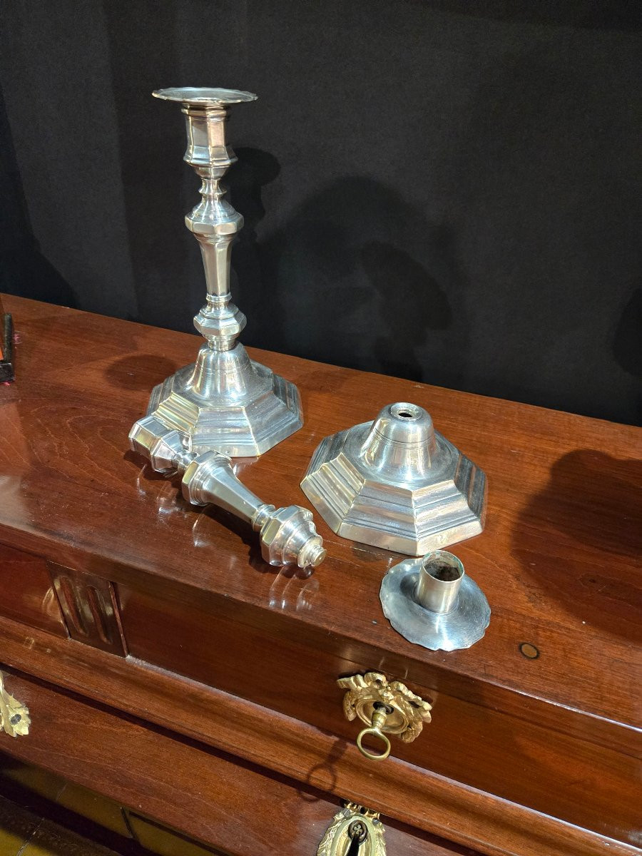 Paire de flambeaux en bronze argenté, poinçon au C couronné – France, époque Louis XV.  -photo-3