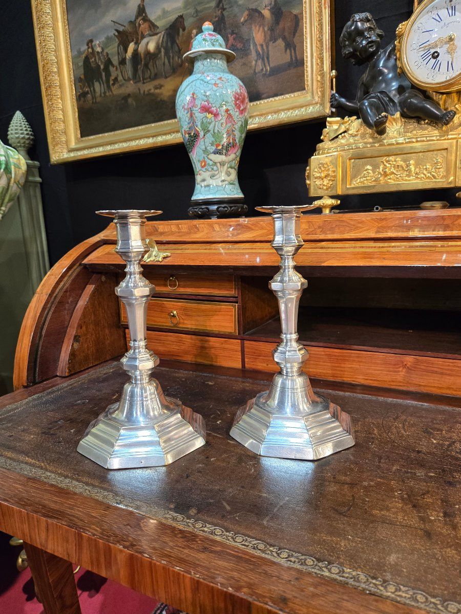 Paire de flambeaux en bronze argenté, poinçon au C couronné – France, époque Louis XV.  -photo-6