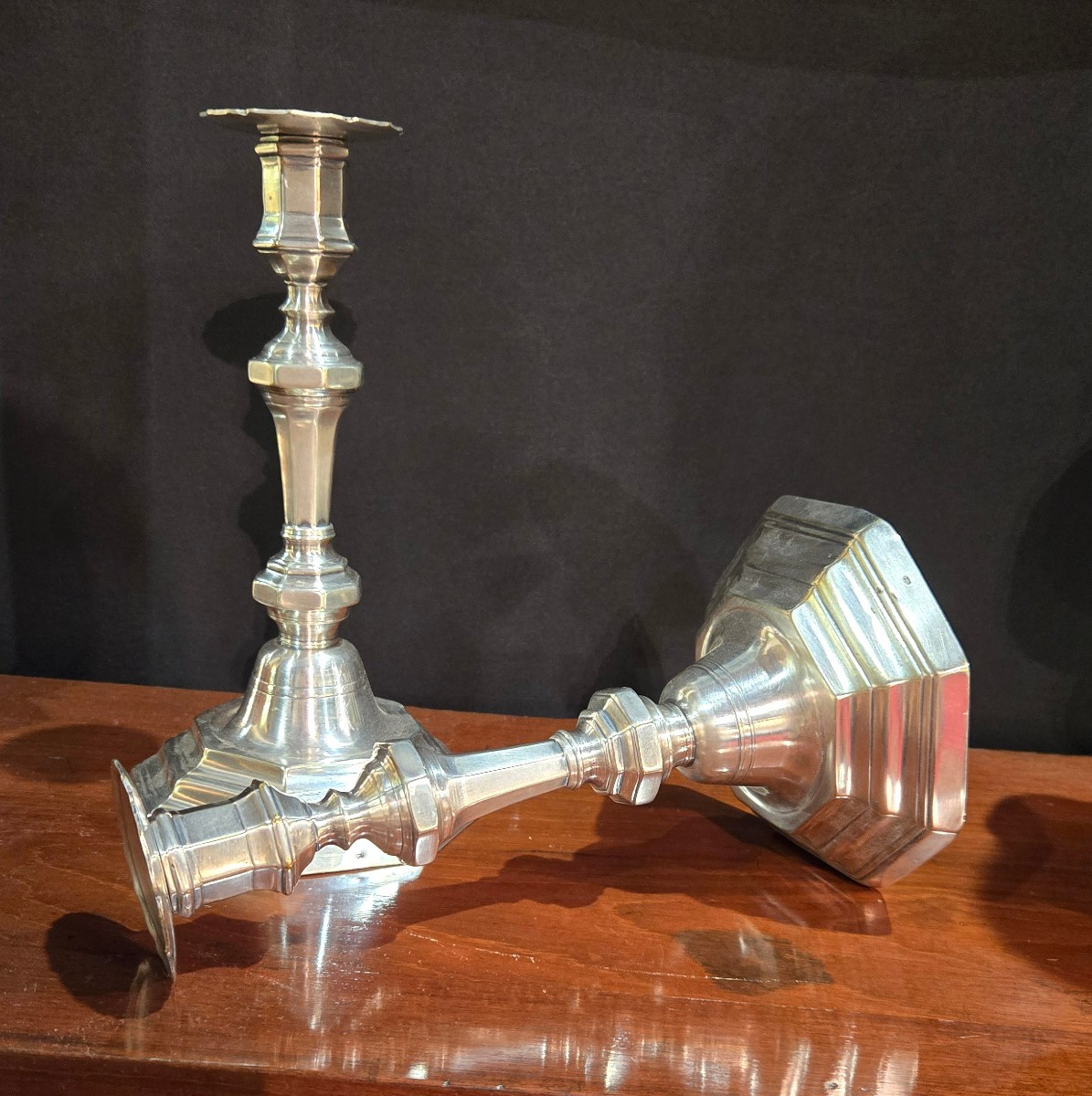 Paire de flambeaux en bronze argenté, poinçon au C couronné – France, époque Louis XV.