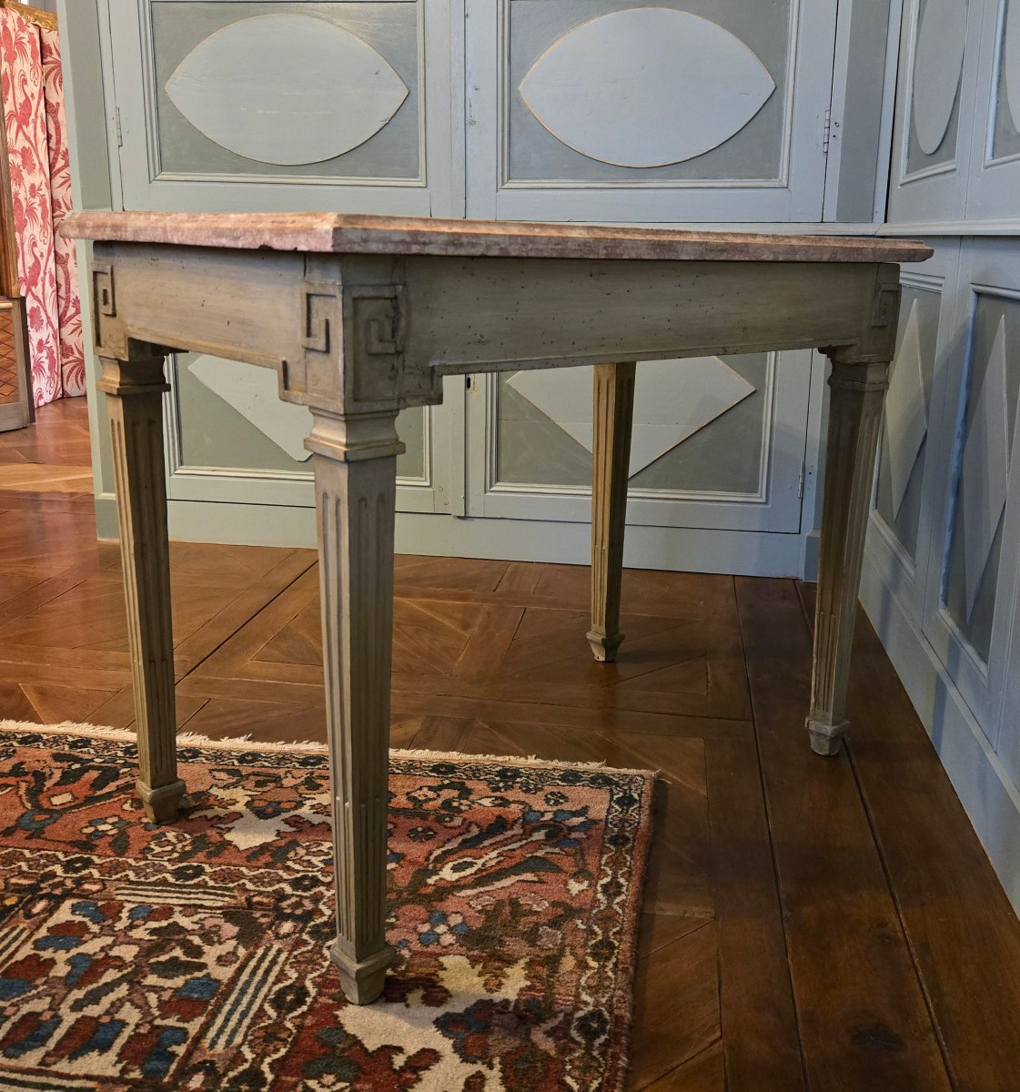 Table à gibier d’époque Louis XVI, coiffée d’un plateau en pierre marbrière de Bourgogne.  