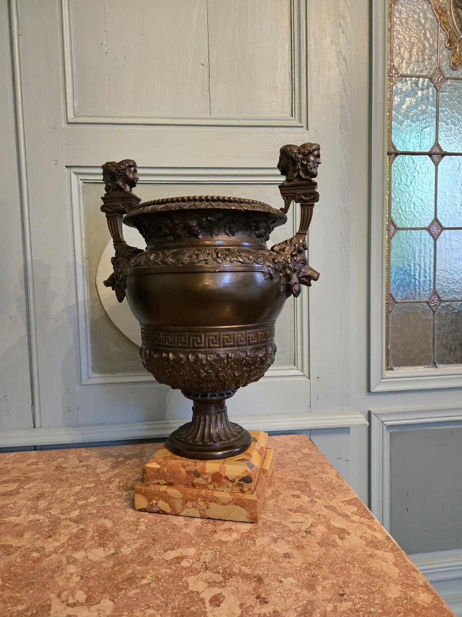 Paire de vases en bronze patiné, d’après le modèle du Château de Versailles – XIXᵉ siècle .-photo-3