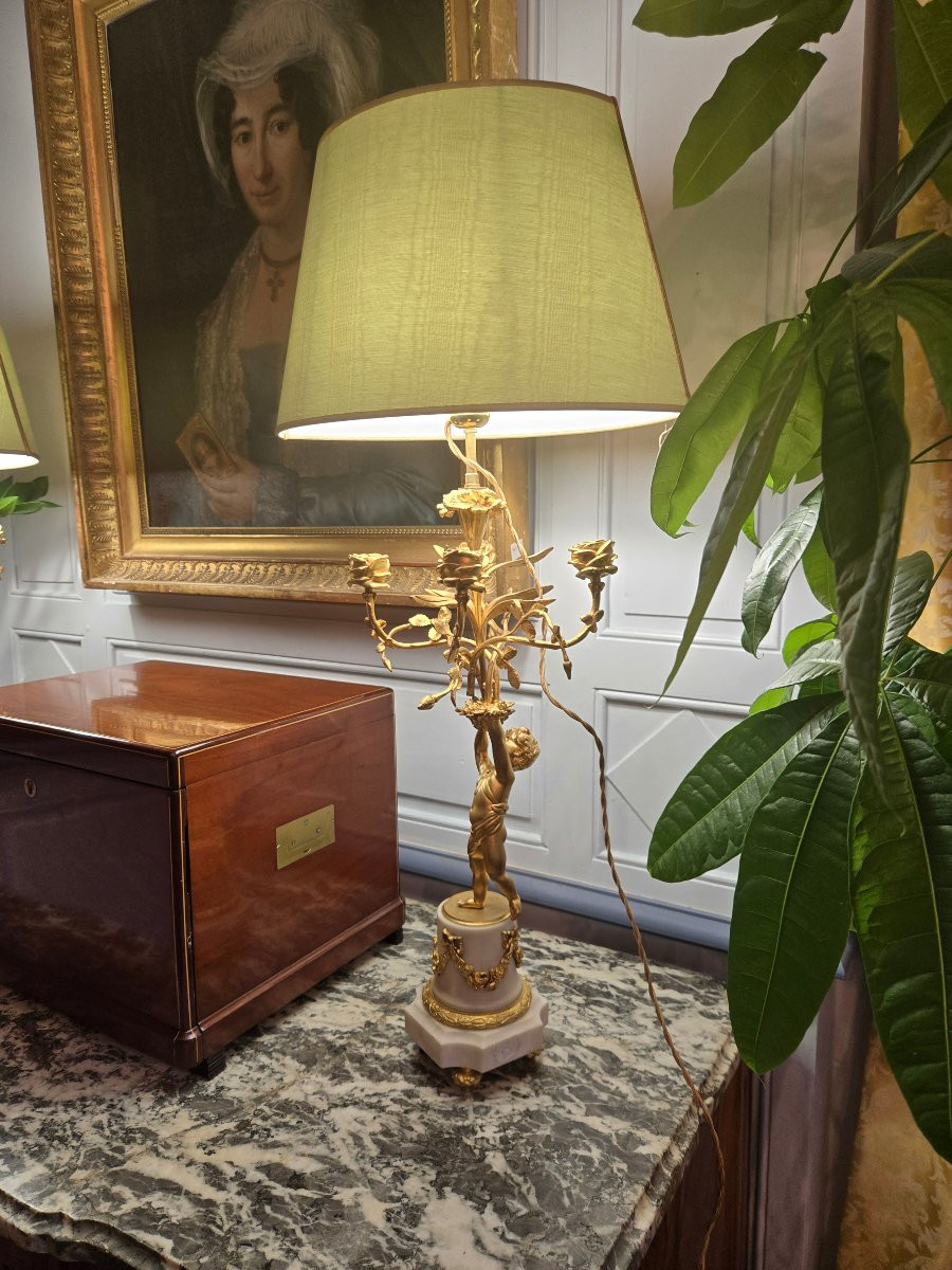 Paire de lampes candélabres de style Louis XVI en bronze doré et marbre blanc.  -photo-2