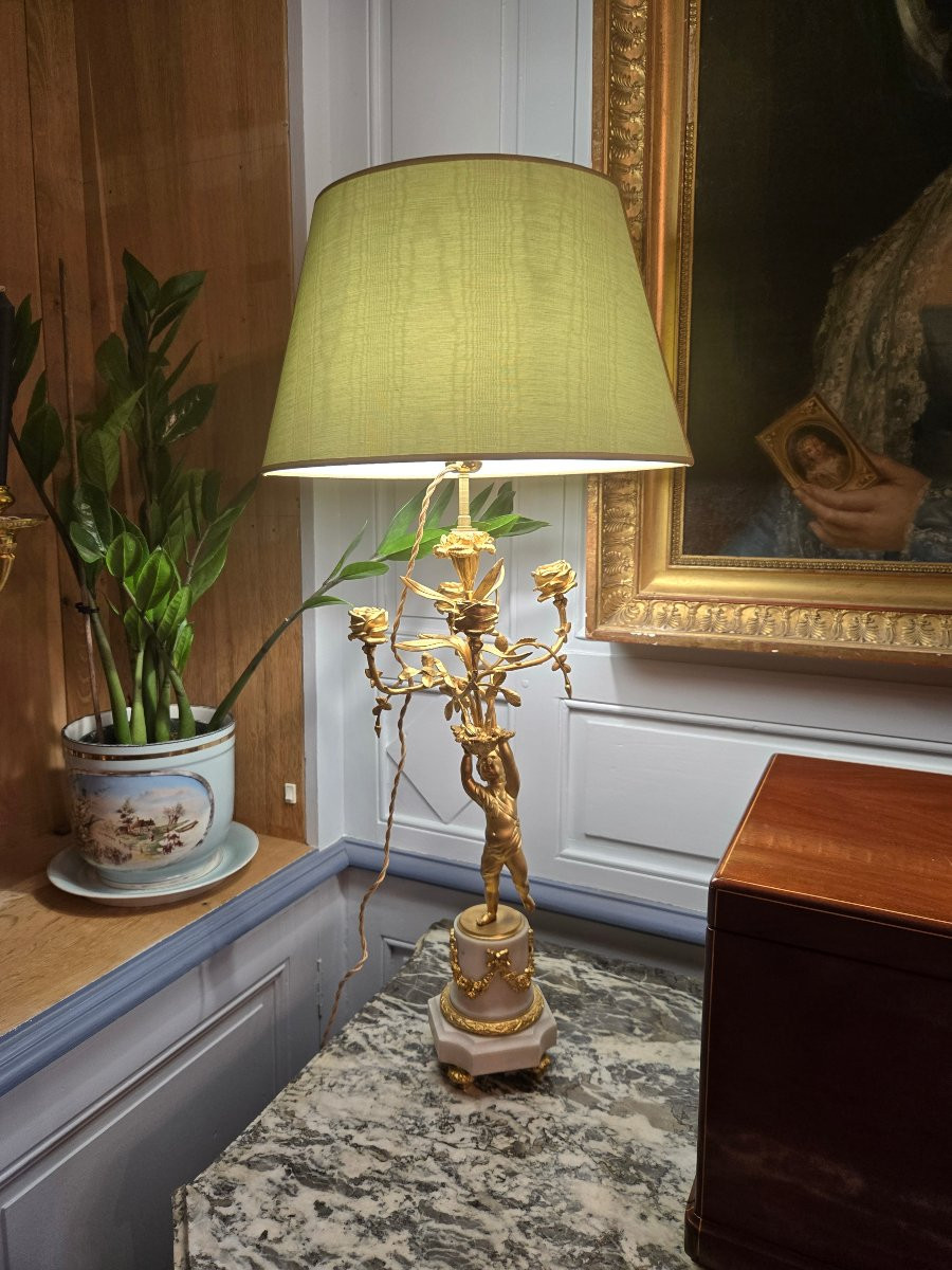Paire de lampes candélabres de style Louis XVI en bronze doré et marbre blanc.  -photo-3