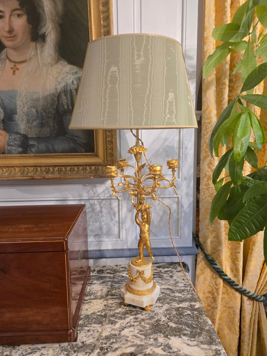 Paire de lampes candélabres de style Louis XVI en bronze doré et marbre blanc.  -photo-4