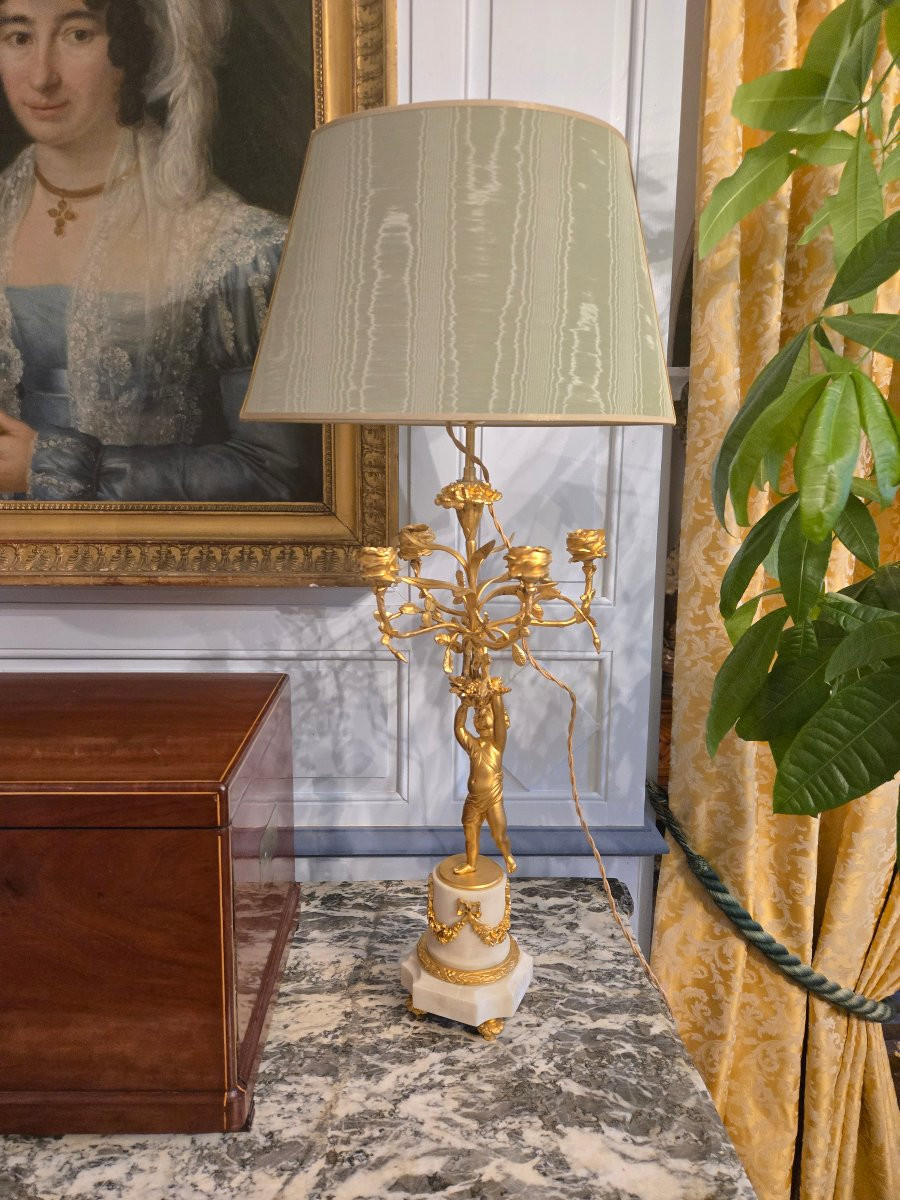 Paire de lampes candélabres de style Louis XVI en bronze doré et marbre blanc.  -photo-1