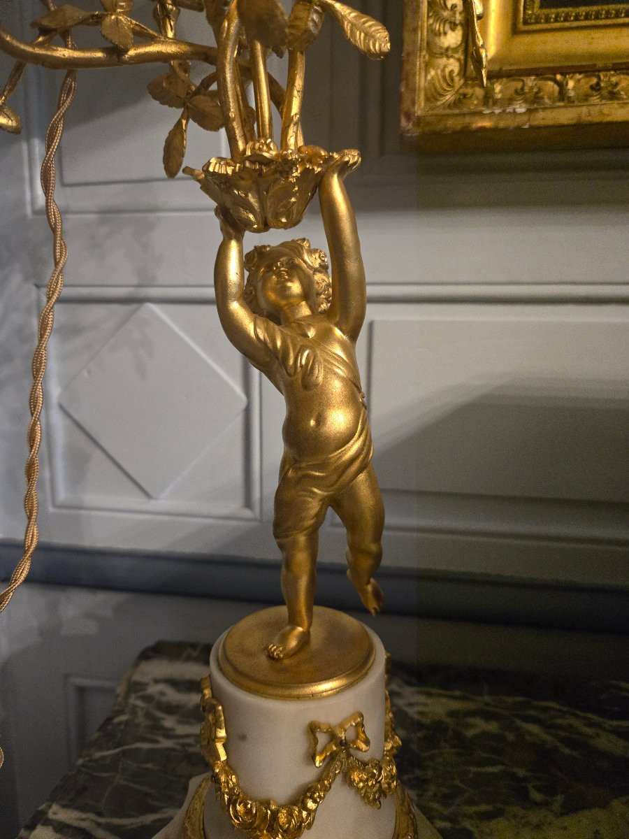 Paire de lampes candélabres de style Louis XVI en bronze doré et marbre blanc.  -photo-3