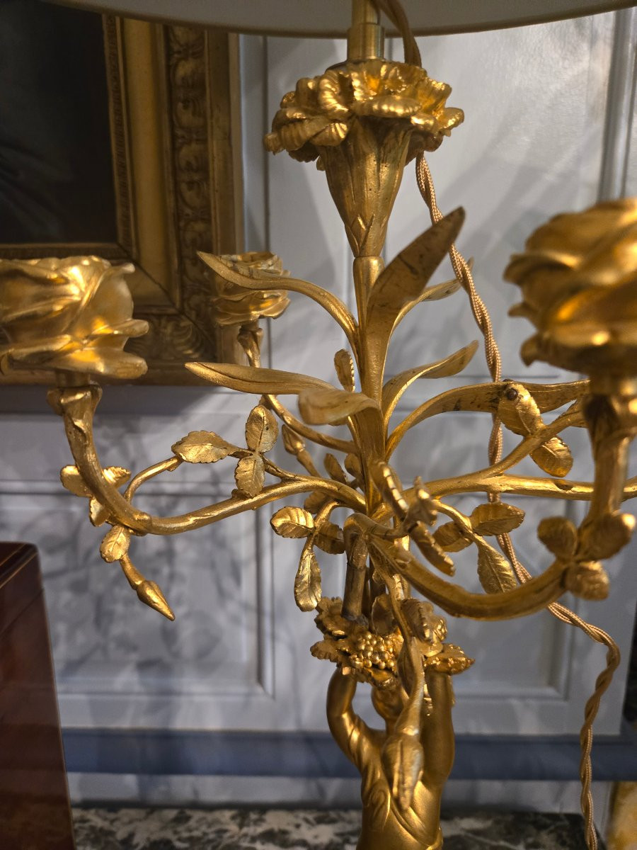 Paire de lampes candélabres de style Louis XVI en bronze doré et marbre blanc.  -photo-4