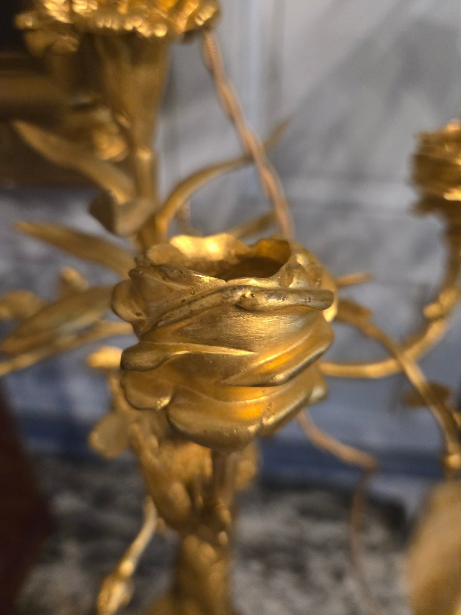 Paire de lampes candélabres de style Louis XVI en bronze doré et marbre blanc.  -photo-5