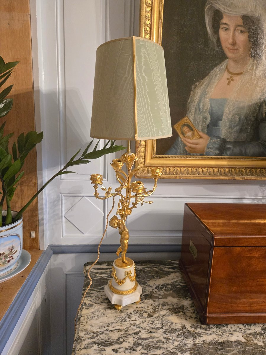 Paire de lampes candélabres de style Louis XVI en bronze doré et marbre blanc.  -photo-6