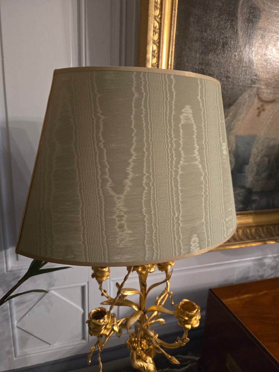 Paire de lampes candélabres de style Louis XVI en bronze doré et marbre blanc.  -photo-7