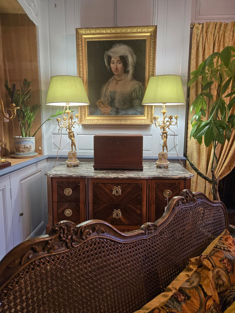 Paire de lampes candélabres de style Louis XVI en bronze doré et marbre blanc.  -photo-8