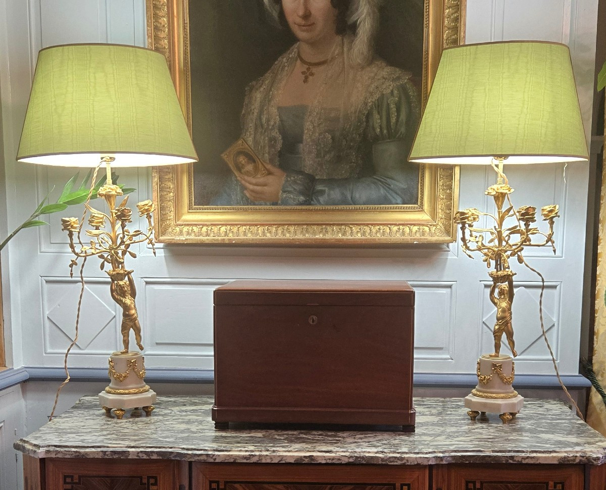 Paire de lampes candélabres de style Louis XVI en bronze doré et marbre blanc.