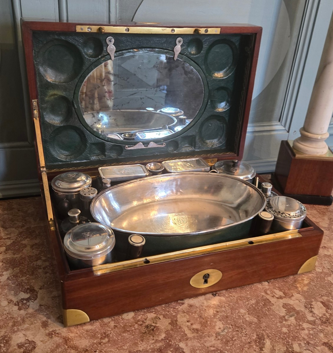 Nécessaire de voyage signé Maire – Paris, vers 1789.