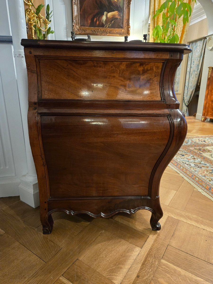 Commode bordelaise en acajou massif, forme tombeau, époque Louis XV, vers 1750 -photo-1