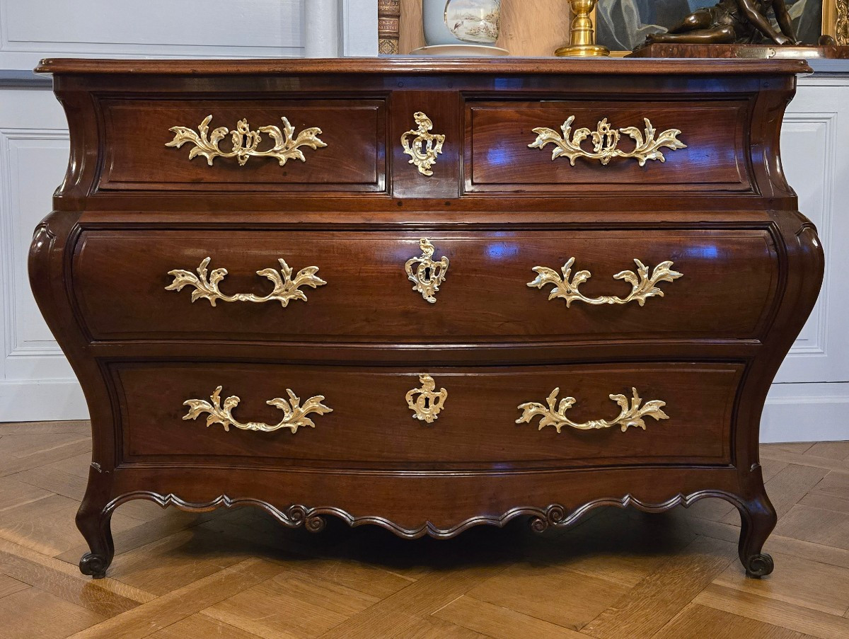 Commode bordelaise en acajou massif, forme tombeau, époque Louis XV, vers 1750 