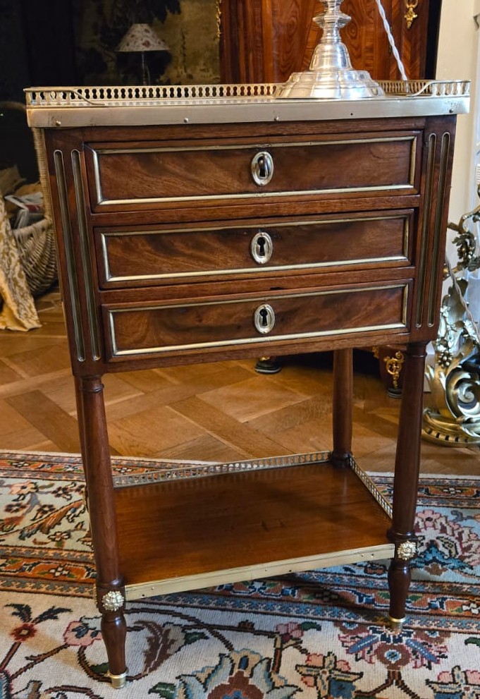 Chiffonnière Louis XVI en acajou, fin du XVIIIe siècle.  