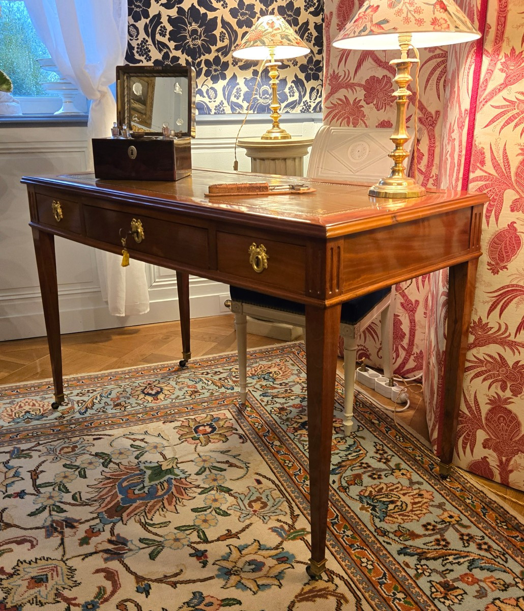 Bureau plat d’époque Louis XVI en acajou – Travail parisien.  