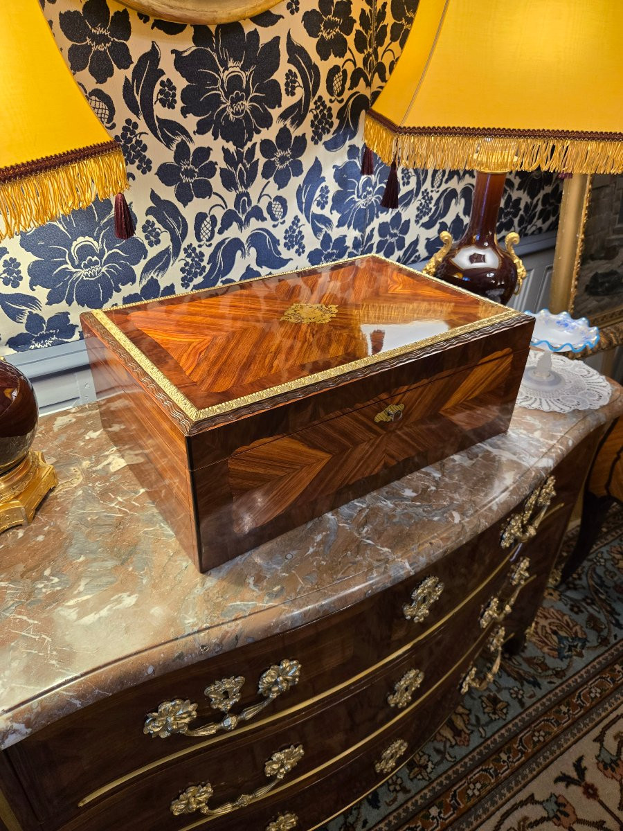 Grand coffret en bois de rose et palissandre, signé “Th. Année – rue Chapon 18 – Paris”-photo-2