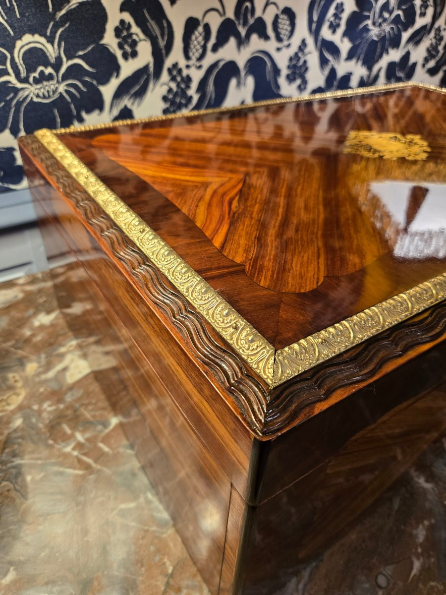 Grand coffret en bois de rose et palissandre, signé “Th. Année – rue Chapon 18 – Paris”-photo-3