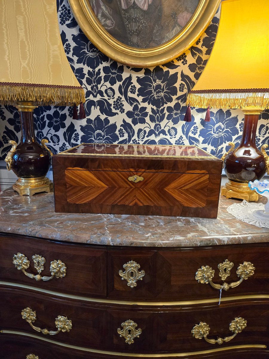 Grand coffret en bois de rose et palissandre, signé “Th. Année – rue Chapon 18 – Paris”-photo-1