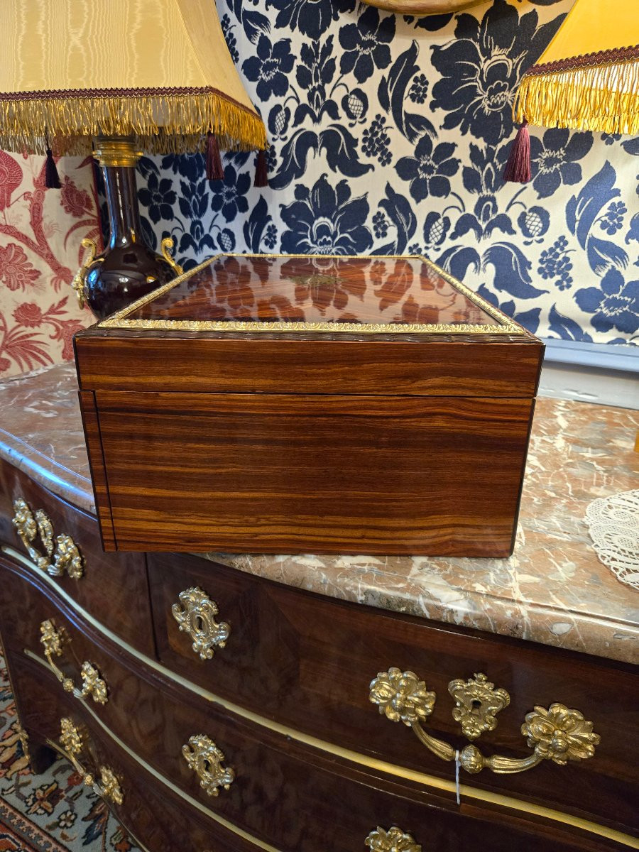 Grand coffret en bois de rose et palissandre, signé “Th. Année – rue Chapon 18 – Paris”-photo-2