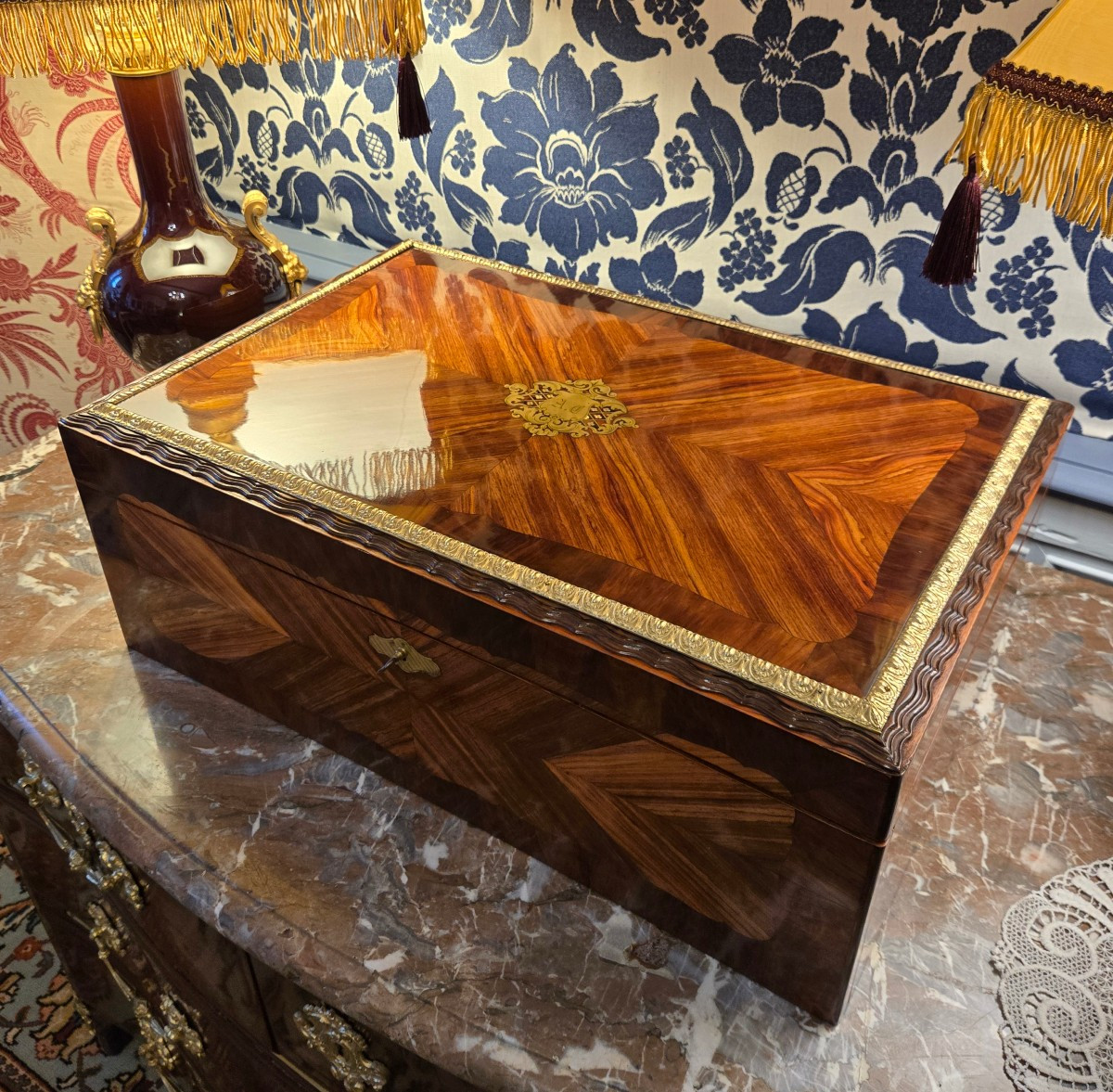Grand coffret en bois de rose et palissandre, signé “Th. Année – rue Chapon 18 – Paris”