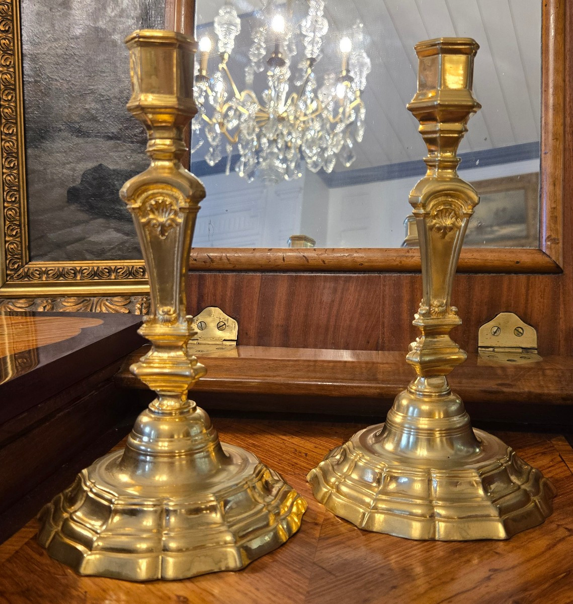 Paire de flambeaux Régence, bronze ciselé et doré – Première moitié du XVIIIᵉ siècle.  