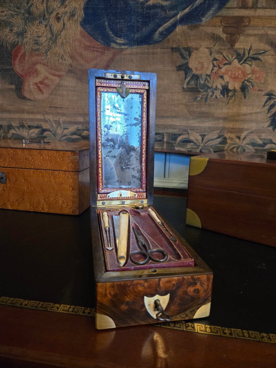 Nécessaire d’homme de toilette et d’écriture en loupe de noyer – Attribué à Maire, -photo-1