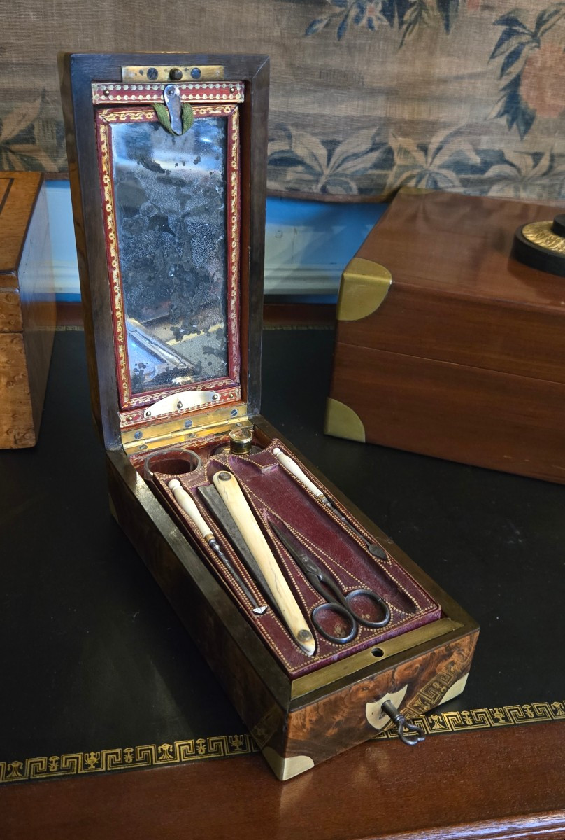 Nécessaire d’homme de toilette et d’écriture en loupe de noyer – Attribué à Maire, 