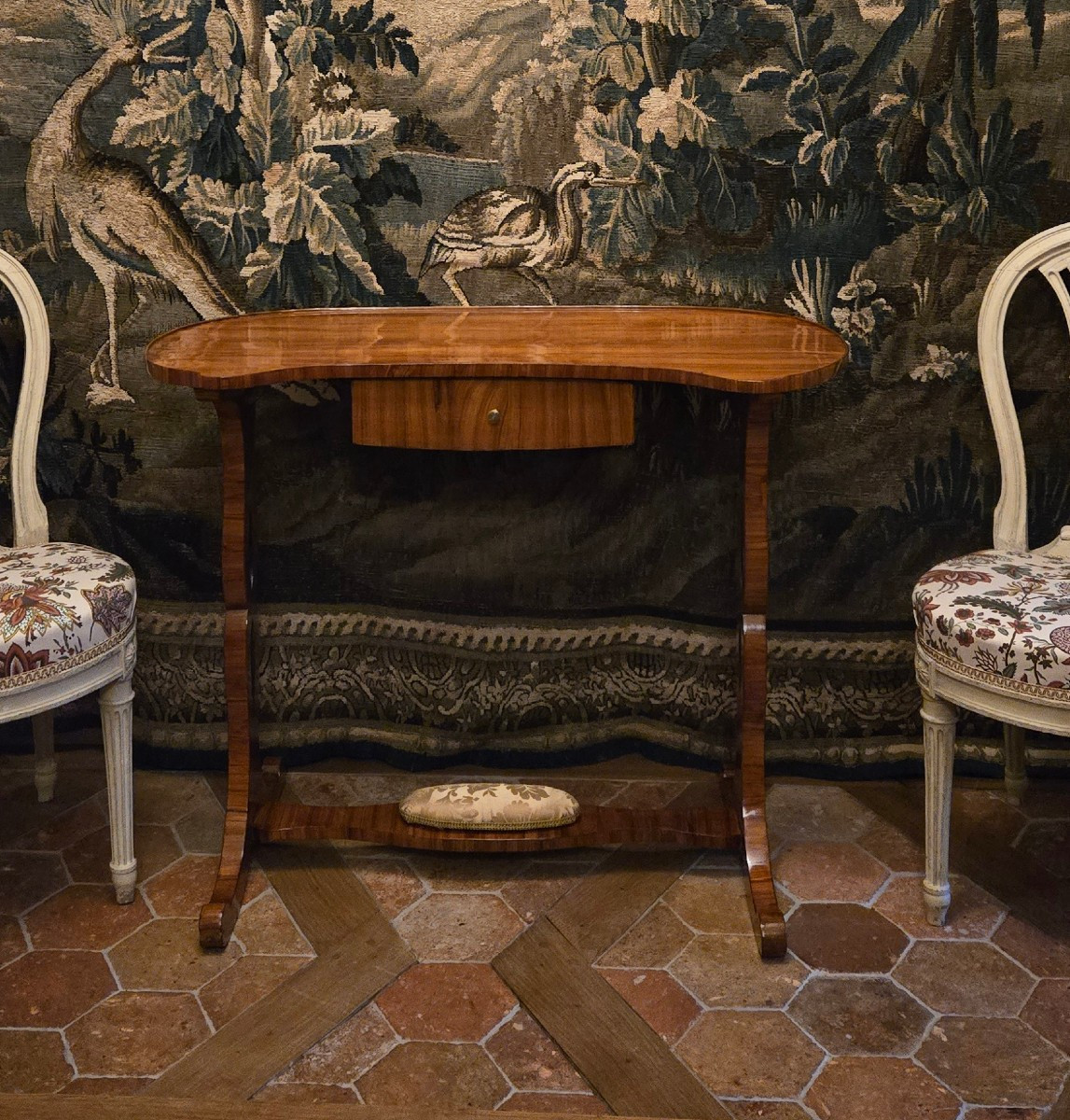 Table rognon d’époque Louis XVI en placage de bois de rose.  