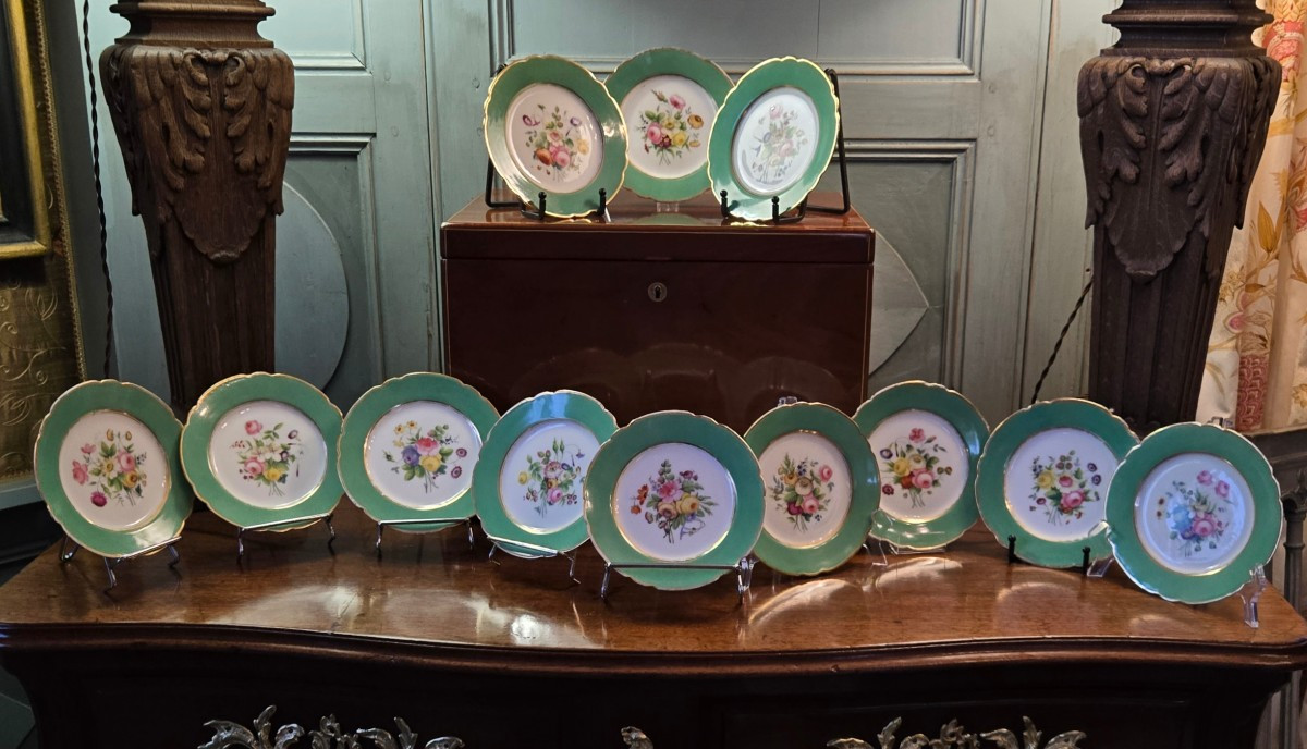 Suite de douze assiettes à dessert en porcelaine de Paris, Maison Tinet. 