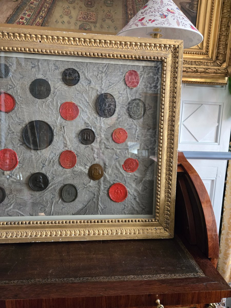 Louis XVI Frame Adorned With A Collection Of Wax Seals.-photo-2