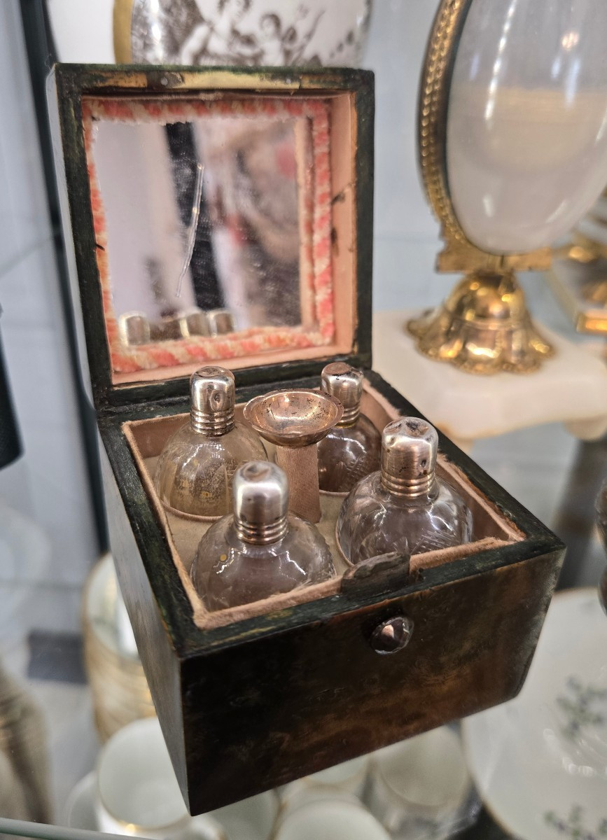 Coffret à senteurs en loupe teintée verte, Paris, 1814–1819.  