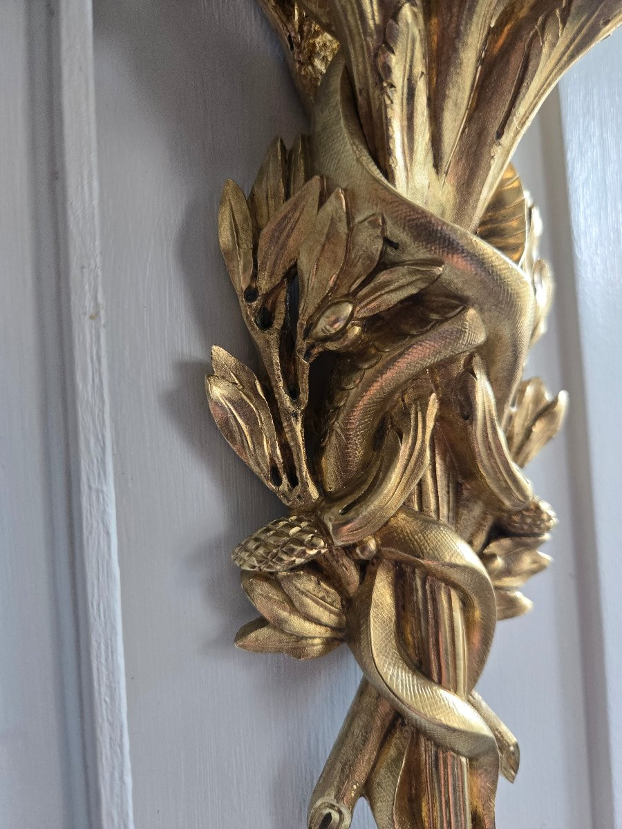 Paire d’appliques Louis XVI, d’après le modèle de Pierre Gouthière conservé au Louvre, XIXᵉ .-photo-3